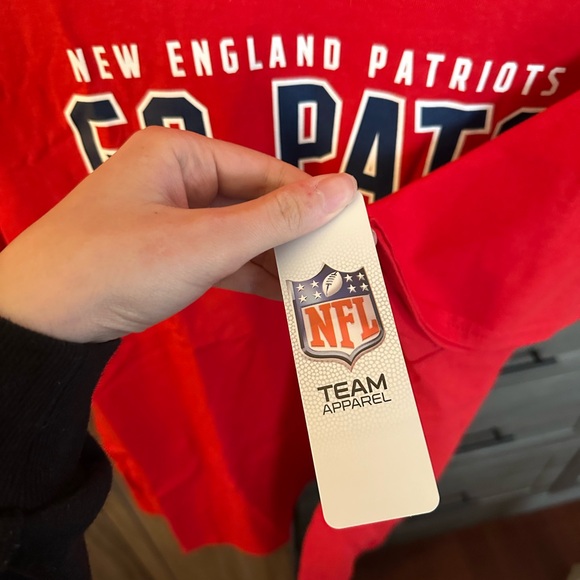 *****SOLD***** NWT NFL Patriots T-Shirt - Picture 2 of 5